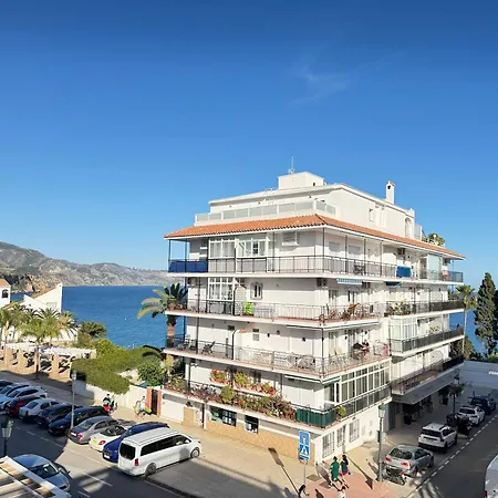 Carabeo Centro Seaview & Rooftop Pool * 네르하